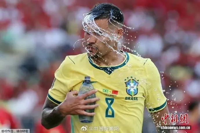 世界杯为了等广告播完	，让球员多站了40秒才恢复比赛，“强制补水”遭吐槽