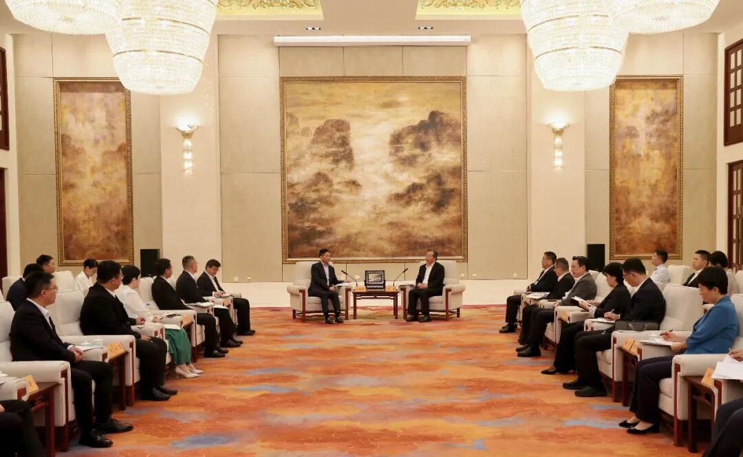 苏州市委书记范波、市长王维会见刘强东